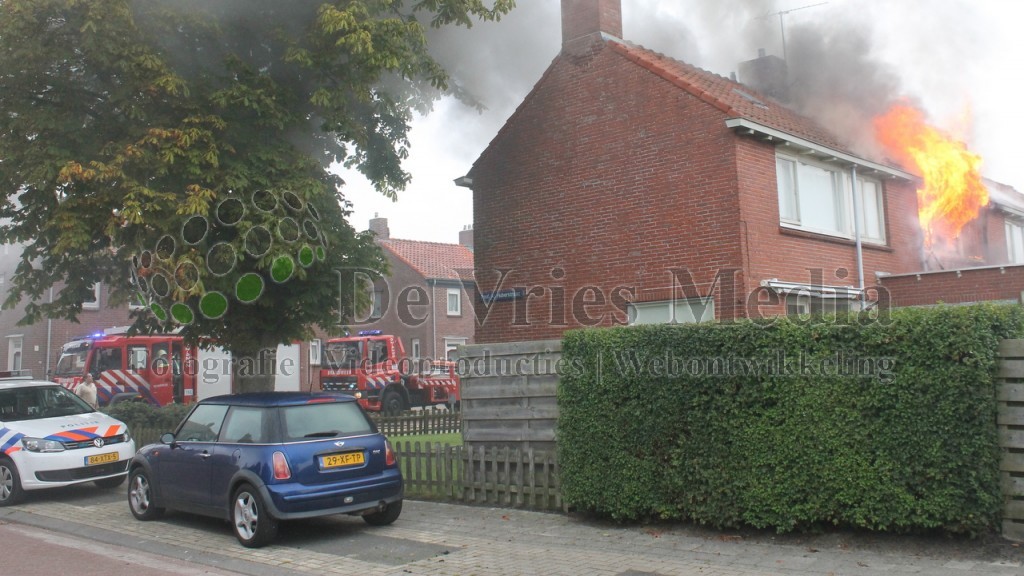 2015-09-12-Fotos-van-uitslaande-woningbrand-Hoedemakersweg-Dokkum-22