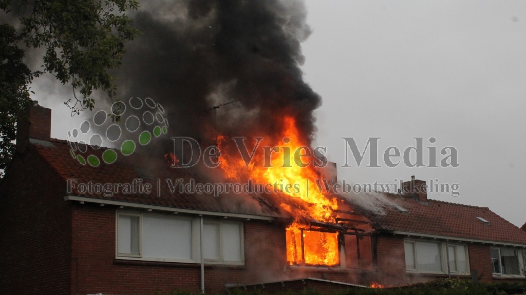 2015-09-12-Fotos-van-uitslaande-woningbrand-Hoedemakersweg-Dokkum-35