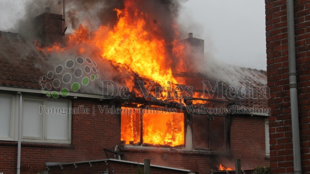 2015-09-12-Fotos-van-uitslaande-woningbrand-Hoedemakersweg-Dokkum-42